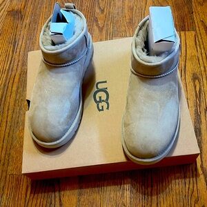 New Ladies Ugg Classic Ultra Mini Boots Size 10 Color:Mustard Seed